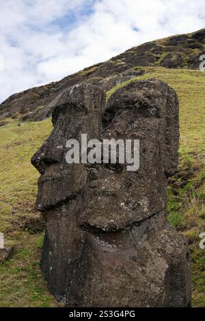 Zwei Moai (monolithische Statuen) auf der Osterinsel Rano Raraku, dem Steinbruch, in dem die meisten gemeißelt wurden. Stockfoto