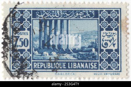 LIBANON - 1930. Mai: 7½ Piaster tiefblaue Briefmarke mit Blick auf die Ruinen des Sonnentempels (Bacchus). Baalbek hat eine Geschichte, die mindestens 11.000 Jahre zurückreicht und bedeutende Epochen wie prähistorische, kanaanitische, hellenistische und römische Epochen umfasst. Das Missverständnis des Bacchus-Tempels als „Tempel der Sonne“, betrachtete ihn als den am besten erhaltenen römischen Tempel der Welt Stockfoto