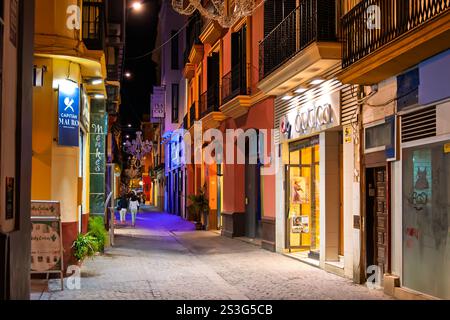 Nächtlicher Blick auf den Casco Antiguo, oder das antike Viertel, das Stadtzentrum von Sevilla, bekannt für seine engen Kopfsteinpflasterstraßen voller Geschäfte. Stockfoto
