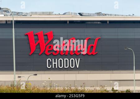Prag, Tschechische Republik - 12. Juli 2024: Logo des Einkaufszentrums Westfield Chodov. Stockfoto