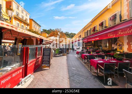 Allgemeiner Blick auf den Cours Saleya, eine Open-Air-Durchgangsstraße mit Geschäften und Cafés neben Antiquitätenmärkten und Flohmärkten in der Altstadt von Nizza Frankreich. Stockfoto