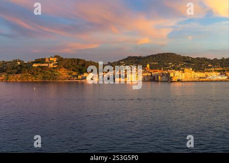 Die historische Altstadt, das Schloss und der Hafen von Saint-Tropez, Frankreich, an der französischen Riviera Cote d'Azur entlang des Mittelmeers bei einem farbenfrohen Sonnenuntergang. Stockfoto