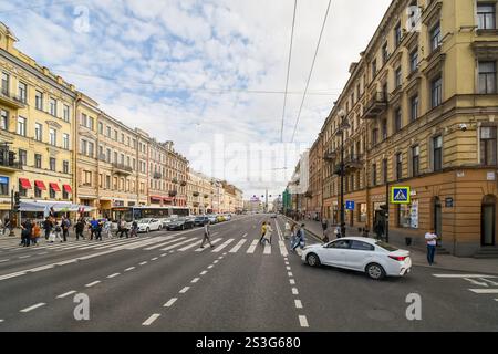 Eine typische Straße in einem Geschäfts- und Wohnviertel von Sankt Petersburg, Russland. Stockfoto