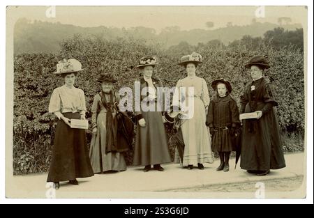 Ursprüngliche Postkarte aus der edwardianischen Zeit, von einer Gruppe von weiblichen freiwilligen Wohltätigkeitssammlern, guten Leuten der Gemeinde unterschiedlichen Alters, die Sammlerbox halten. Sind sie feministische Mitglieder der Women’s Freedom League (WFL) oder der Women’s Social and Political Union (WSPU), die sich für das Frauenwahlrecht einsetzen oder Geld für einen würdigen Zweck wie die Armen der Pfarrgemeinde oder für Kirchengelder sammeln? Schöne Auswahl an Hüten. Circa 1906, Großbritannien Stockfoto