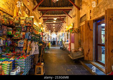 Blick von innen auf einen der vielen schmalen Säle mit Geschenken und Souvenirs auf dem historischen Souq Waqif Marktplatz in Doha, Katar. Stockfoto