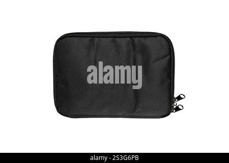Eine schwarze Tasche mit Reißverschluss aus strapazierfähigem Material, isoliert auf weißem Hintergrund, ideal für die Aufbewahrung von Elektronik, Zubehör oder Reiseutensilien. Stockfoto
