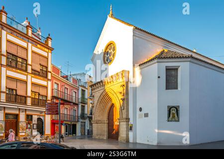 Die Kirche Santa Catalina aus dem 14. Jahrhundert, eine der ältesten Kirchen in der andalusischen Stadt Sevilla, Spanien. Stockfoto