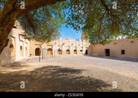 Ein kleiner Innenhof im historischen Al Jahili Fort in Al Ain, Abu Dhabi, Vereinigte Arabische Emirate. Stockfoto