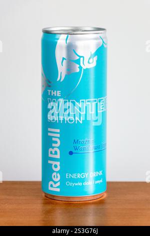 Pruszcz Gdanski, Polen - 12. September 2024: Red Bull Special Winter Edition Frozen Vanilla Beere Taste. Stockfoto