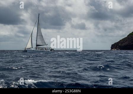 Mauritius, 03MAR2023 - Ein Segelboot, das in Richtung der Insel Coin de Mire fährt. Die Insel ist Teil des Territoriums von Mauritius Stockfoto