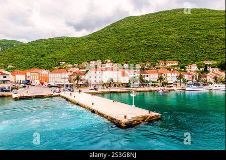 Ankunft mit der Fähre in einer kleinen Stadt Trpanj in Süddalmatien in Kroatien Stockfoto