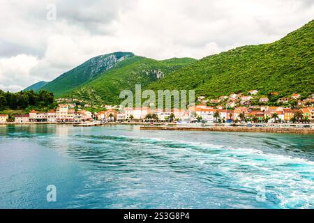 Ankunft mit der Fähre in einer kleinen Stadt Trpanj in Süddalmatien in Kroatien Stockfoto