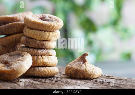 Sonnengetrocknete Feigen auf rustikalem Tisch, leckere Bio-Früchte, gesundes Trockenfrucht-Konzept Stockfoto