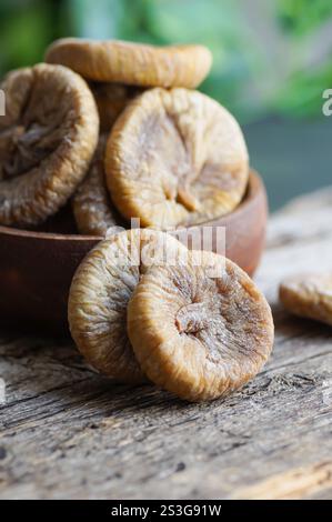 Sonnengetrocknete Feigen auf rustikalem Tisch, leckere Bio-Früchte, gesundes Trockenfrucht-Konzept Stockfoto