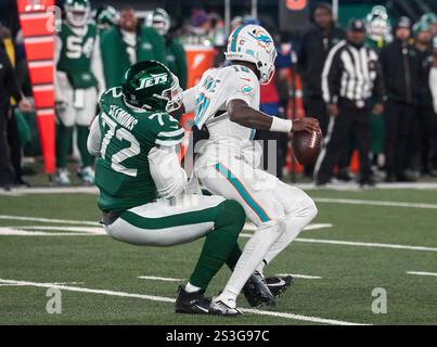 Der Miami Dolphins Quarterback Tyler Huntley (18) wird von New York Jets Defensive End Micheal Clemons (72) während eines NFL-Spiels im MetLife Stadium in East Rutherford, New Jersey, entlassen. Duncan Williams/CSM Stockfoto