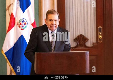 Santo Domingo, Dominikanische Republik. Januar 2025. Edmundo Gonzalez Urrutia, Oppositionskandidat bei den letzten Präsidentschaftswahlen in Venezuela, spricht auf einer Pressekonferenz. Die USA und mehrere lateinamerikanische Länder erkennen ihn als Wahlsieger an. Gonzalez reiste Anfang September nach Spanien und beantragte dort politisches Asyl. (Bestmögliche Qualität.) Quelle: eddy Vittini/dpa/Alamy Live News Stockfoto