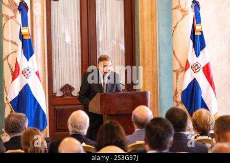 Santo Domingo, Dominikanische Republik. Januar 2025. Edmundo Gonzalez Urrutia, Oppositionskandidat bei den letzten Präsidentschaftswahlen in Venezuela, spricht auf einer Pressekonferenz. Die USA und mehrere lateinamerikanische Länder erkennen ihn als Wahlsieger an. Gonzalez reiste Anfang September nach Spanien und beantragte dort politisches Asyl. (Bestmögliche Qualität.) Quelle: eddy Vittini/dpa/Alamy Live News Stockfoto