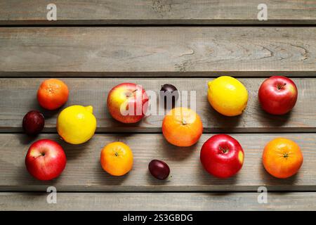 Farbenfrohe Früchte auf Holztisch, Blick von oben Stockfoto