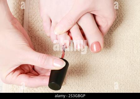 Frau, die ihre Zehennägel malt, Spa-Zeit Stockfoto