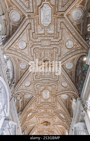 Vatikan, Vatikanstadt - 7. Dezember 2023: Wunderschöne architektonische Innenräume im Petersdom im Vatikan. Entworfen von Donato Bramante, Michelangel Stockfoto