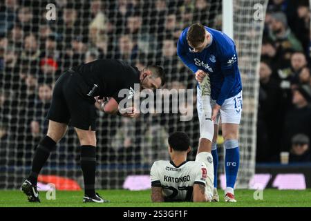 Liverpool, Großbritannien. Januar 2025. Jake O’Brien aus Everton hilft Jadel Katongo aus Peterborough United beim Emirates FA Cup 3rd Round Match Everton gegen Peterborough United im Goodison Park, Liverpool, Vereinigtes Königreich, 9. Januar 2025 (Foto: Craig Thomas/News Images) in Liverpool, Vereinigtes Königreich am 1. September 2025. (Foto: Craig Thomas/News Images/SIPA USA) Credit: SIPA USA/Alamy Live News Stockfoto