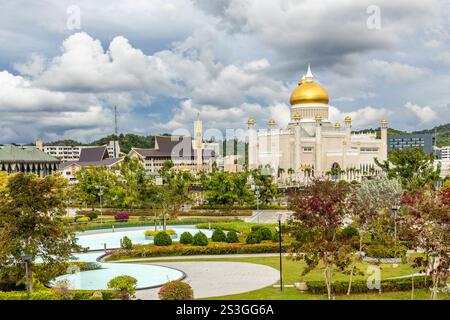 Zentrum der Stadt Garten der Omar Ali Saifuddien Moschee goldene Kuppeln und Minarette mit Innenstadt im Hintergrund, Bandar Seri Begawan, Borneo, Sultanat br Stockfoto