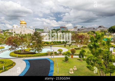 Zentrum der Stadt Garten der Omar Ali Saifuddien Moschee goldene Kuppeln und Minarette mit Innenstadt im Hintergrund, Bandar Seri Begawan, Borneo, Sultanat br Stockfoto