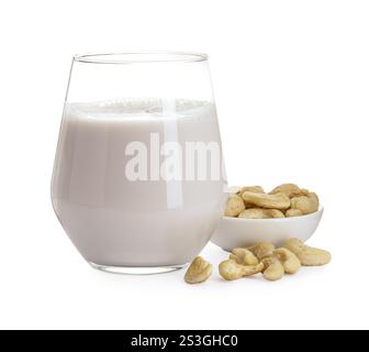 Frische Cashewmilch in Glas und Nüsse isoliert auf weiß Stockfoto