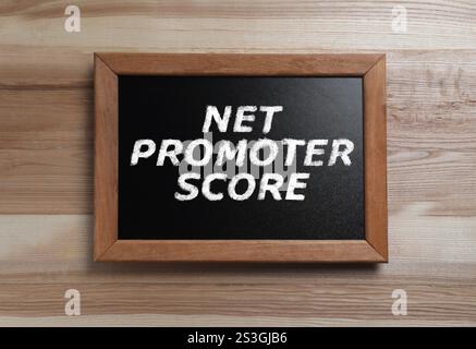 Tafel mit Net Promoter Score (NPS) auf hölzernem Hintergrund. Bewertung der Kundenzufriedenheit Stockfoto