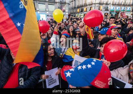 Madrid, Spanien. Januar 2025. Leute protestieren mit Plakaten und Fahnen während einer Demonstration. In Madrid lebende Venezolaner haben sich in Puerta del Sol versammelt, um die Oppositionsführer Edmundo Gonzalez und Maria Corina Machado vor der Amtseinführung des Präsidenten Venezuelas zu unterstützen. Quelle: Marcos del Mazo/Alamy Live News Stockfoto
