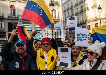 Madrid, Spanien. Januar 2025. Leute protestieren mit Plakaten und Fahnen während einer Demonstration. In Madrid lebende Venezolaner haben sich in Puerta del Sol versammelt, um die Oppositionsführer Edmundo Gonzalez und Maria Corina Machado vor der Amtseinführung des Präsidenten Venezuelas zu unterstützen. Quelle: Marcos del Mazo/Alamy Live News Stockfoto