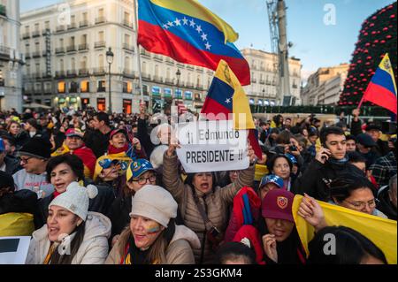 Madrid, Spanien. Januar 2025. Leute protestieren mit Plakaten und Fahnen während einer Demonstration. In Madrid lebende Venezolaner haben sich in Puerta del Sol versammelt, um die Oppositionsführer Edmundo Gonzalez und Maria Corina Machado vor der Amtseinführung des Präsidenten Venezuelas zu unterstützen. Quelle: Marcos del Mazo/Alamy Live News Stockfoto
