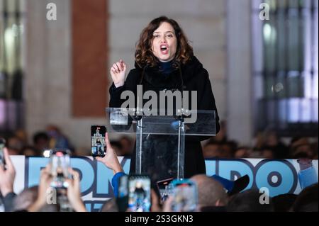Madrid, Spanien. Januar 2025. Die Präsidentin der Gemeinschaft Madrid, Isabel Diaz Ayuso, spricht während einer Demonstration in Puerta del Sol, um die Oppositionsführer Edmundo Gonzalez und Maria Corina Machado vor der Amtseinführung des Präsidenten Venezuelas zu unterstützen. Quelle: Marcos del Mazo/Alamy Live News Stockfoto