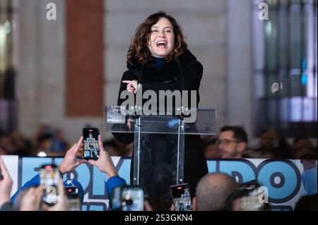 Madrid, Spanien. Januar 2025. Die Präsidentin der Gemeinschaft Madrid, Isabel Diaz Ayuso, spricht während einer Demonstration in Puerta del Sol, um die Oppositionsführer Edmundo Gonzalez und Maria Corina Machado vor der Amtseinführung des Präsidenten Venezuelas zu unterstützen. Quelle: Marcos del Mazo/Alamy Live News Stockfoto