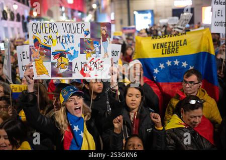 Madrid, Spanien. Januar 2025. Leute protestieren mit Plakaten und Fahnen während einer Demonstration. In Madrid lebende Venezolaner haben sich in Puerta del Sol versammelt, um die Oppositionsführer Edmundo Gonzalez und Maria Corina Machado vor der Amtseinführung des Präsidenten Venezuelas zu unterstützen. Quelle: Marcos del Mazo/Alamy Live News Stockfoto