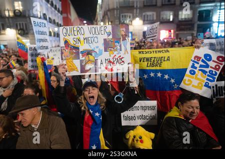 Madrid, Spanien. Januar 2025. Leute protestieren mit Plakaten und Fahnen während einer Demonstration. In Madrid lebende Venezolaner haben sich in Puerta del Sol versammelt, um die Oppositionsführer Edmundo Gonzalez und Maria Corina Machado vor der Amtseinführung des Präsidenten Venezuelas zu unterstützen. Quelle: Marcos del Mazo/Alamy Live News Stockfoto