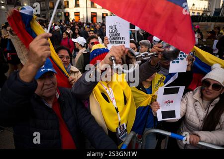 Madrid, Spanien. Januar 2025. Demonstranten der venezolanischen Gemeinschaft, die in Madrid leben und Plakate halten, schreien während einer Demonstration unter dem Motto "Venezuela ist alle von uns, Ruhm für das tapfere Volk" gegen das Regime von Nicolas Maduro vor seiner Amtseinführung als Präsident Venezuelas. Quelle: SOPA Images Limited/Alamy Live News Stockfoto