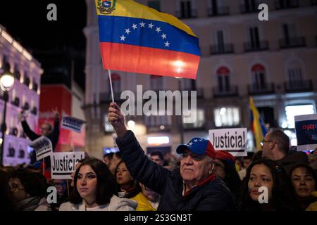 Madrid, Spanien. Januar 2025. Demonstranten der venezolanischen Gemeinschaft, die in Madrid leben, mit Plakaten und venezolanischer Flagge während einer Demonstration unter dem Motto "Venezuela ist alle von uns, Ruhm für das tapfere Volk" gegen das Regime von Nicolas Maduro vor seiner Amtseinführung als Präsident Venezuelas. Quelle: SOPA Images Limited/Alamy Live News Stockfoto