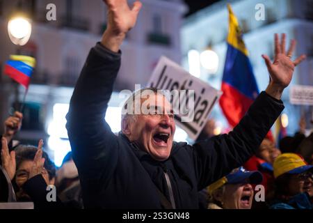 Madrid, Spanien. Januar 2025. Ein Mann aus der venezolanischen Gemeinschaft, der in Madrid lebt, ruft und hebt seine Hände während einer Demonstration unter dem Motto "Venezuela ist alle von uns, Ruhm für das tapfere Volk" gegen das Regime von Nicolas Maduro vor seiner Amtseinführung als Präsident Venezuelas. Quelle: SOPA Images Limited/Alamy Live News Stockfoto