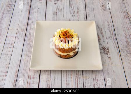 Mit einem weichen Teigboden und einer Pudding-Füllung sind diese Torten eine Explosion von Farbe und Geschmack dank der Vielfalt an frischen Früchten, die in ihrem DE verwendet werden Stockfoto