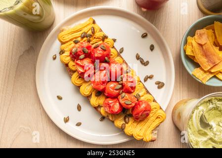 Die Auswahl ist fast endlos: Von frischem Gemüse und Avocado bis hin zu Hummus, Fisch, fettarmen Käsesorten und Nüssen. Toast Stockfoto