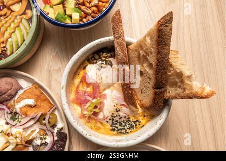 Toast zu machen dauert nicht lange. Toasten Sie einfach das Brot an, wählen Sie Ihre Lieblingsgarnituren aus, und fertig! Stockfoto