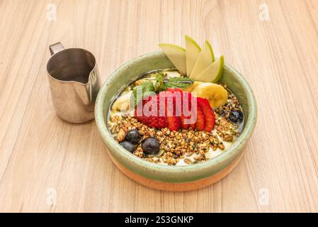 Tropische Früchte wie Mango oder Papaya verleihen Ihrem Brunch einen exotischen Touch. Stockfoto