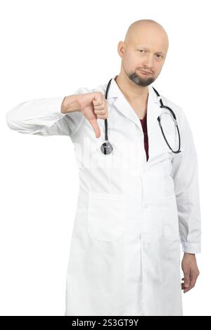 Ein glatzköpfiger Arzt mit Bart trägt einen weißen Labormantel über roten Peelings und hat ein Stethoskop um den Hals. Stockfoto