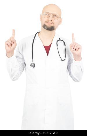 Ein glatzköpfiger Arzt mit Bart trägt einen weißen Labormantel über roten Peelings und hat ein Stethoskop um den Hals. Stockfoto