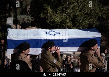 Jerusalem, Tel Aviv, Israel. Januar 2025. Beerdigung von Stgt. Matityahu Ya'akov Perel auf dem Herzl Militärfriedhof in Jerusalem. Er wurde am 8. Januar in einer Schlacht im Gazastreifen getötet. (Kreditbild: © Gaby Schuetze/ZUMA Press Wire) NUR REDAKTIONELLE VERWENDUNG! Nicht für kommerzielle ZWECKE! Stockfoto