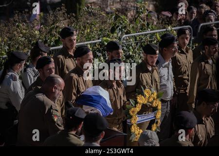 Jerusalem, Tel Aviv, Israel. Januar 2025. Beerdigung von Stgt. Matityahu Ya'akov Perel auf dem Herzl Militärfriedhof in Jerusalem. Er wurde am 8. Januar in einer Schlacht im Gazastreifen getötet. (Kreditbild: © Gaby Schuetze/ZUMA Press Wire) NUR REDAKTIONELLE VERWENDUNG! Nicht für kommerzielle ZWECKE! Stockfoto