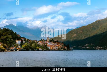 Der Comer See bietet eine atemberaubende Aussicht mit farbenfrohen Häusern von Santa Maria Rezzonico am Ufer, umgeben von majestätischen Bergen Stockfoto