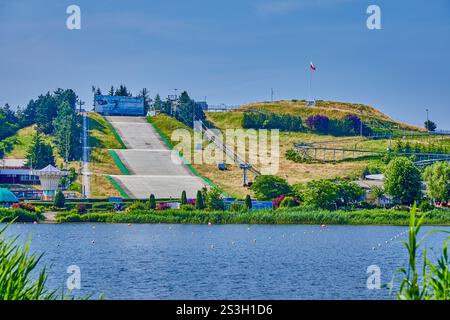 Malta Ski ist ein ganzjährig geöffneter Park mit Skifahren im Winter und Attraktionen wie einer alpinen Achterbahn und einer Schaukel im Sommer, Posen, Europa, Polen Stockfoto