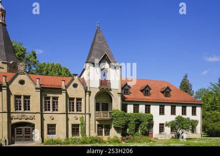 Schloss Varbueler, Schloss Hemmingen, ehemaliger Sitz der Freiherren von Varnbüeler, Hauptgebäude heute Rathaus, neogotische, historische Gebäude, Architektur Stockfoto